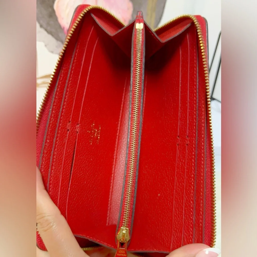 Louis Vuitton Zippy Wallet in Monogram Empreinte Leather - Picture 4 of 15